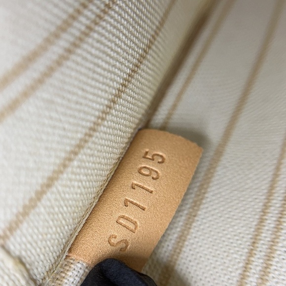 LOUIS VUITTON Damier Azur Neverfull MM GM Pochette Leather Wristlet Gold Zip - Picture 4 of 16